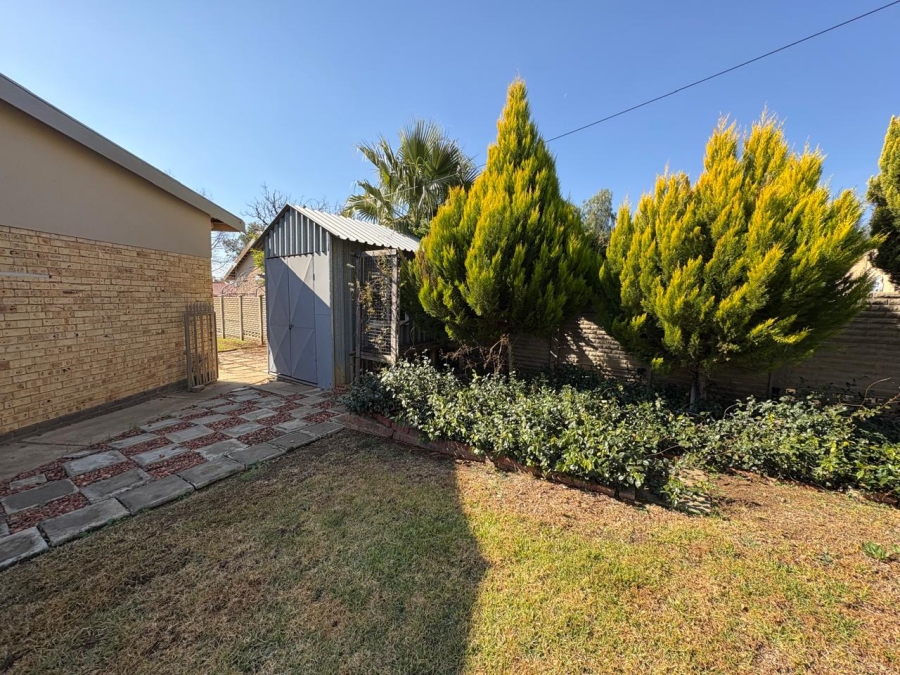 To Let 5 Bedroom Property for Rent in Merriespruit Free State